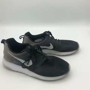 Black Nike Roche
